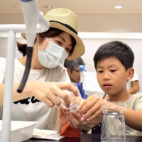 片栗粉を使った科学実験に参加した男子児童ら＝２７日、千葉市中央区の千葉市科学館