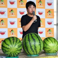 「抑制スイカ」の新たな呼び名「富里秋スイカ」に込めた思いを説明する椎名君＝富里市