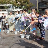 暑い中でも涼感じて！　昔ながらの打ち水、着物や浴衣姿で楽しむ　千葉中央公園でイベント