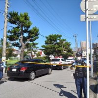 【速報】３０代女性、切られけが　男は逃走　殺人未遂容疑で捜査　女性から「助けて」と１１０番通報　千葉市花見川区の飲食店駐車場