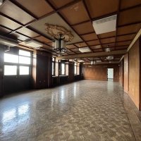 ３階の会議室。床は寄せ木細工で、天井には和モダンな照明器具が残る（写真は頴原准教授提供）
