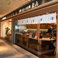 外国人観光客の人気が高い日本食の店が並んだ成田空港のジャパンフードホール
