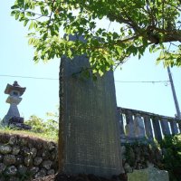 布良崎神社にある満井武平頌徳碑は地震で２．４メートルの隆起があったことを伝える＝館山市布良
