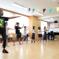 旅行気分の異文化体験　小学生、ＡＬＴと英語で交流　ダンスも満喫「６カ国ツアー」　木更津