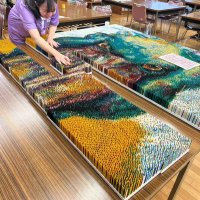 つまようじを刺した発泡スチロールを組み合わせてアート作品に仕上げていく印旛明誠高校の図書委員会の生徒ら（同校提供）