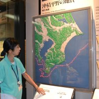房総半島の成り立ちを説明する八木令子上席研究員＝千葉市中央区の県立中央博物館