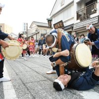 体全身を使って迫力ある演出をする銚子はね太鼓＝成田市