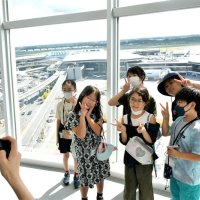 成田空港のターミナルや駐機場を一望できるランプセントラルタワーで楽しむ子どもたち＝成田市