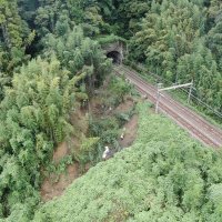 ＪＲ外房線土気―大網間では線路脇の斜面が崩れた（ＪＲ東日本千葉支社提供）