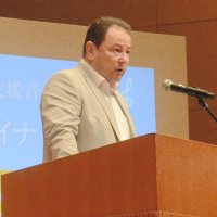 観衆にあいさつするコルスンスキー・駐日ウクライナ大使
