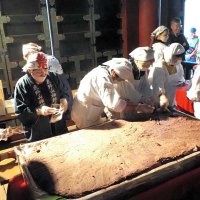ジャンボおはぎ奉納　君津の神野寺　地元団体、１５キロのコメと３０キロあんこでこしらえ　参拝客に振る舞い