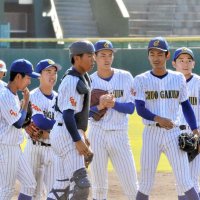中央学院─高崎健康福祉大高崎　１回裏１死満塁のピンチで蔵並（右から３人目）のもとに集まる中央学院ナイン＝２４日、栃木県総合運動公園野球場