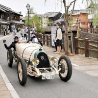 歌手の近藤真彦さん（搭乗者左）も参加した＝香取市
