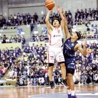 千葉Ｊー長崎　第３クオーター、シュートを放つ千葉Ｊの富樫