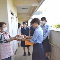 育てた新米で元気になって　旭農業高生　復興住宅に　被災者へ今年もお届け