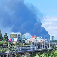 黒煙を上げる火災現場＝２１日午前１０時３５分ごろ
