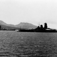 停泊中の武蔵（右）と大和（米・国立公文書館蔵）