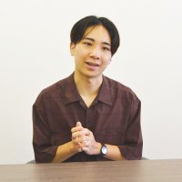 インタビューに応じる米沢賢人さん＝千葉市中央区