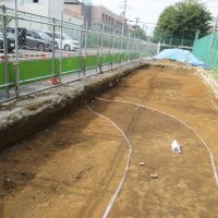 国衙の北西角の区画とみられる発掘場所。白いテープの間が溝の位置。数日前に見つかったばかり