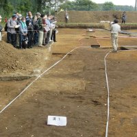 「国衙」区域示す溝初公開　発見間もない成果も見学　市川・国府台遺跡