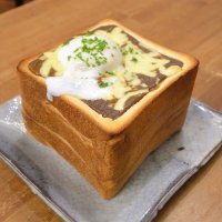 食パン１斤を使った一番人気の「チーズカレー玉子ジャンボトースト」
