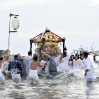 波しぶき浴び勇壮に「お浜降り」　２４年ぶり、みこしが海へ　卯年ごとの神幸祭　旭・松澤熊野神社