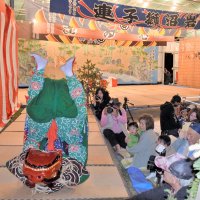 ５年ぶりに奉納された岩沼の獅子舞＝１４日夜、長生村
