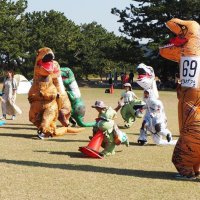 恐竜になりきり全力疾走　富津公園でティラノサウルスレース　米国発祥、国内でも開催相次ぐ