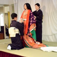 華やか十二単披露　着物普及団体が実演　旭