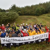 大会を終え、さっぱりとした棚田を前に記念撮影する参加者