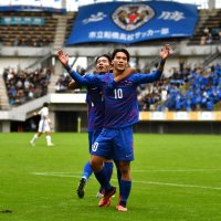 ２点目のゴールを決めて喜ぶ市船橋の郡司（背番号１０）＝１１日、千葉市のフクダ電子アリーナ