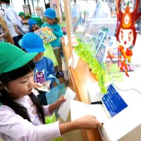 読書おもいで帳の記帳をする保育園児