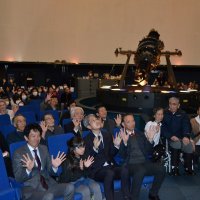 コスモくん卒業式で、手を振って記念撮影する観覧者
