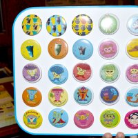 クイズラリー企画でもらえるオリジナルのキャラクターや土器が描かれた缶バッジ