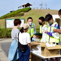 津波避難場所の築山の前で避難訓練の受け付けをする長生中防災部の生徒たち＝昨年１０月、長生村