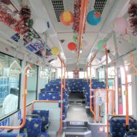提灯や祭りの写真などが飾られた「お祭りバス」の車内＝市川市