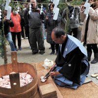老若男女が肉奪い合う　伝統の神事「しし切りまち」　君津・諏訪神社、息災願って
