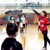 潮田玲子さん、親子１００組にバドミントン指導　基礎から楽しく交流　元日本代表、木更津で教室