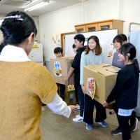 コープ八千代店に校内で集めた食品を持ち込む八千代市立大和田西小の児童たち