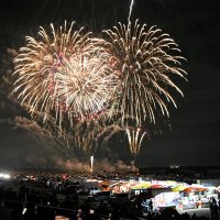 リバーサイド・フェスティバルが開催され、４年ぶりに栄町の夜空を彩った打ち上げ花火＝１０月
