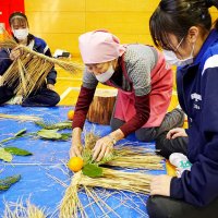 収穫わらで正月飾り　地元婦人会講師に招き　勝浦中２年生　【師走スケッチ２０２３】