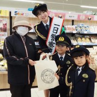 防犯・交通安全呼びかけ　一日署長に君津市出身の青山絢香さん　君津署