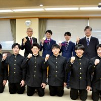 アジア競技大会の男子団体総合で銀メダルを獲得した谷川航選手（後列左から２人目）、弟の翔選手（同３人目）と、インターハイなど体操の大会で３冠を達成した市船橋高体操部員
