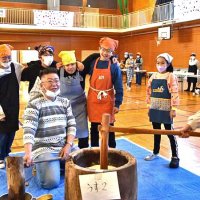 つきたてお餅に舌鼓　田植え稲刈り、苦労実感　南小児童が収穫祭　四街道　【師走スケッチ２０２３】