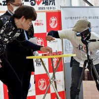 こま製造技術競う　千葉市、４年ぶり大会　土俵で一騎打ち