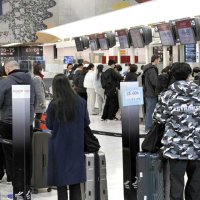 成田空港で出国ラッシュが始まり、朝からチェックインカウンターに行列ができた＝２８日午前９時２０分ごろ、成田市
