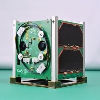 千葉工大の学生が製作した衛星「ＫＡＳＨＩＷＡ」。向かって左面には２台のカメラやアンテナ、他の面には発電用のソーラーパネルが設置されている（千葉工業大学提供）
