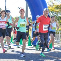 ５キロの部に出場したゲストランナーの森脇健児さん（右から２人目）