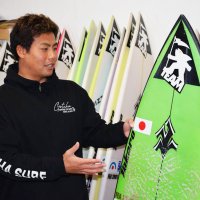 パリ五輪内定を決めた大会で使っていたボードを説明する稲葉玲王選手＝昨年１２月２１日、一宮町