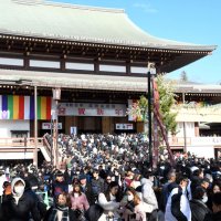 成田山新勝寺、初詣客にぎわう　参道にまで長蛇の列　１年の平穏願い手を合わせ